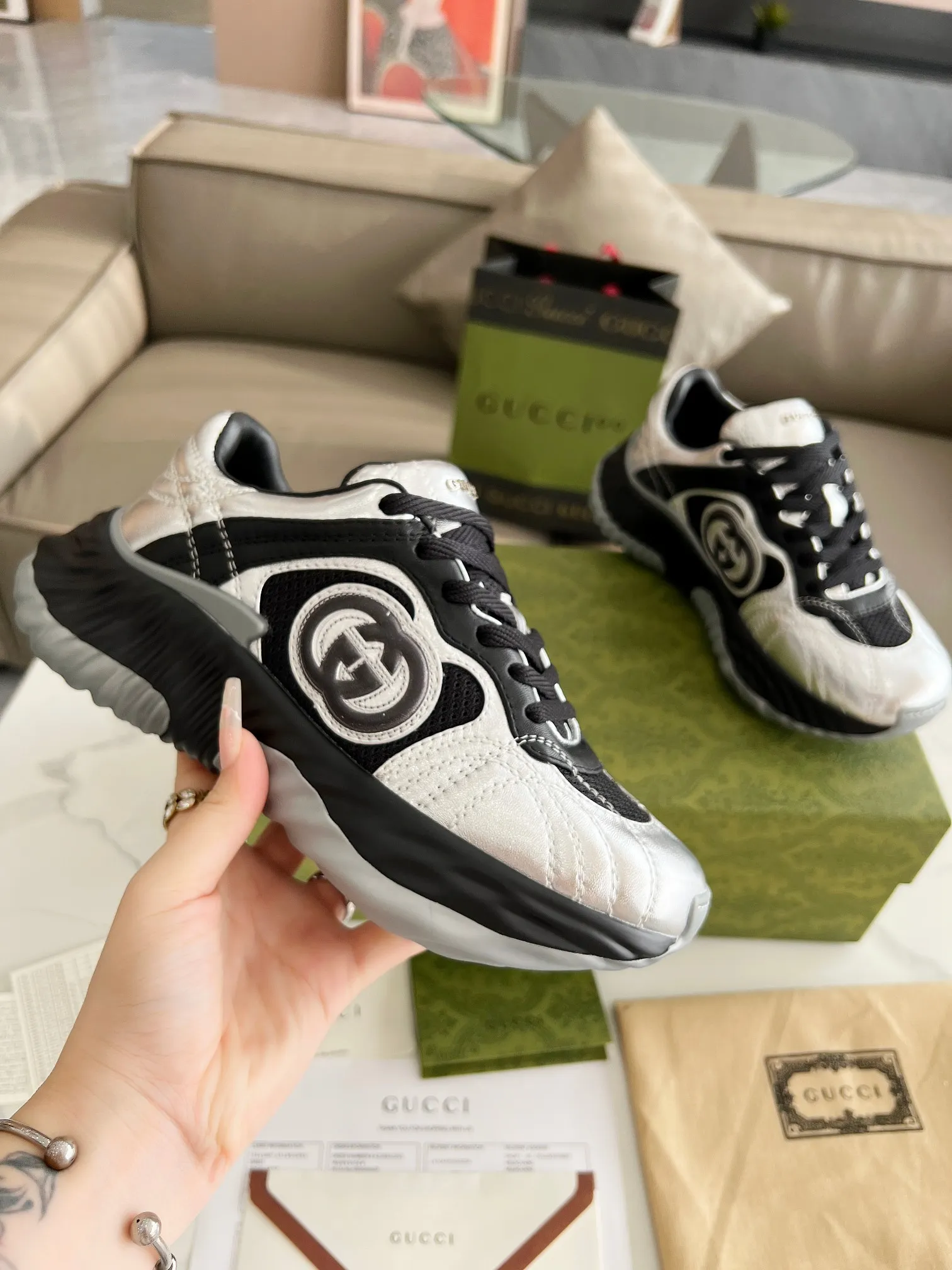 Men's men's shoes 💰780 Top version 🔝Original purchase and development [Love] This new sneaker adopts a thick-soled design, with stitched sheepskin upper and breathable mesh. Show full sense of technology. The 3D effect interlocking double G leather patch and Gucci letter metal accessories, two brand logo details, inject a dazzling texture into the overall design. The details are more substantial! ...
